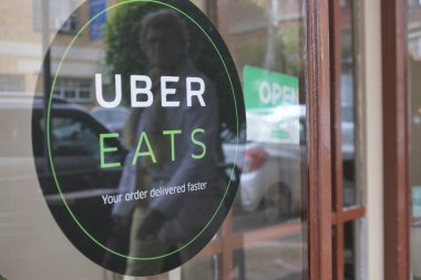 Uber Eats bir restoran kapısı üzerinde Sign