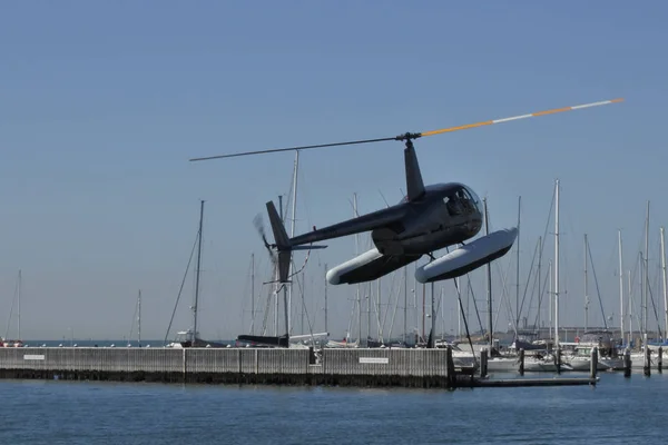 Deniz helikopteri çıkar — Stok fotoğraf