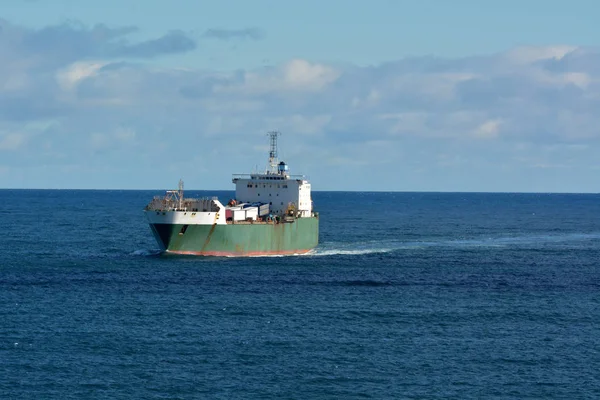 Vrachtschip dat in zee vaart — Stockfoto