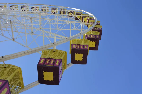 Rueda de hurón gigante contra el cielo azul —  Fotos de Stock