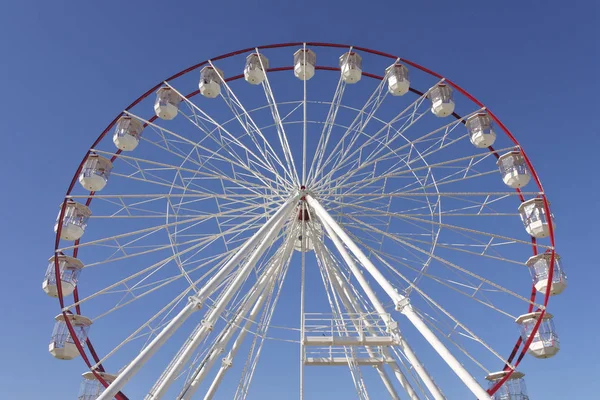 Riesenrad gegen blauen Himmel — Stockfoto