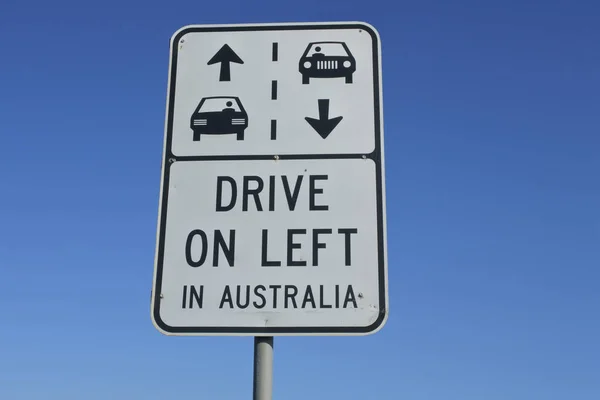 왼쪽 도로 표지판에서 운전 — 스톡 사진