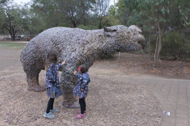 Naracoorte Mağaraları Güney Aus Diprotodon heykel