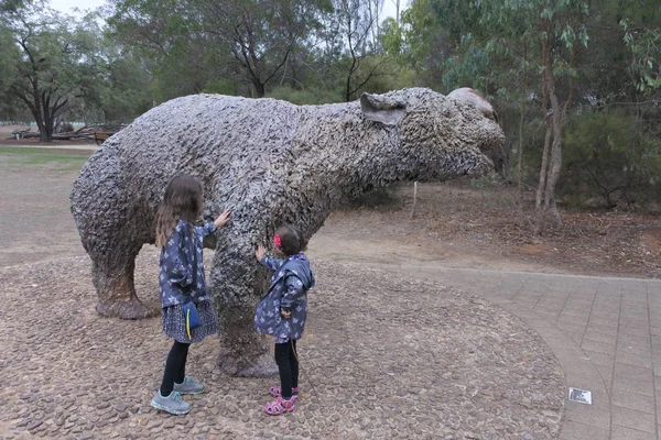 Escultura Diprotodon en el Parque Nacional Cuevas de Naracoorte South Aus — Foto de Stock