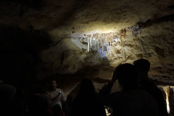 Tourist inside Victoria Fossil Cave in Naracoorte Caves National — Stock Photo, Image