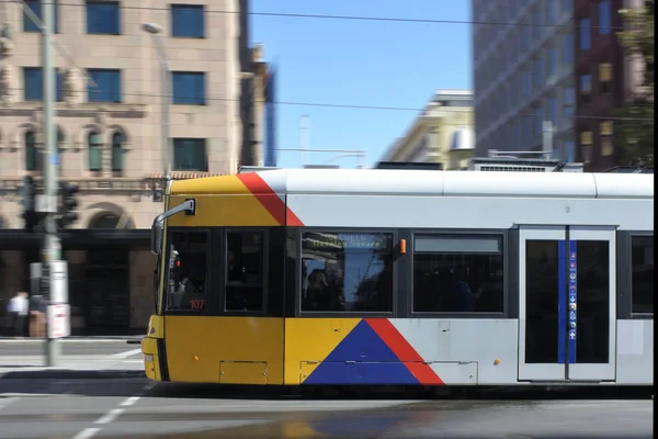 Adelaide městská tramvaj v rozmazaný pohyb — Stock fotografie