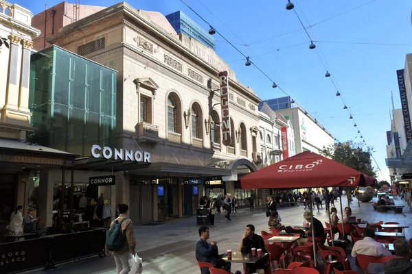 Trafik på Rundle Mall Shopping precinct i Adelaide, södra AUS — Stockfoto