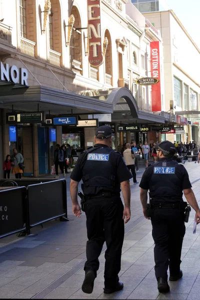 Policía de Australia Meridional patrullando en el centro comercial Rundle Adelaid —  Fotos de Stock