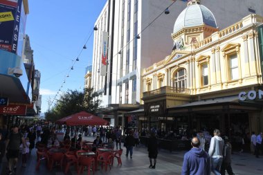 Adelaide Güney Austr Rundle Mall alışveriş bölgesinde Trafik