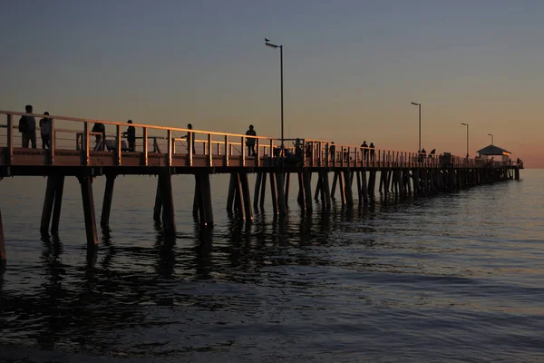 Sylwetka w molo Henley Beach o zmierzchu w Adelaide South Austra — Zdjęcie stockowe