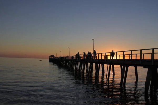 アデレードサウスオーストラの夕暮れ時のヘンリービーチ桟橋のシルエット — ストック写真