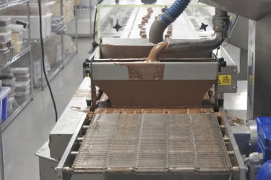 Çikolata fabrikasında çikolata üretim makineleri