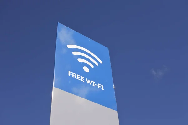 Free WI-FI Segno contro il cielo blu — Foto Stock