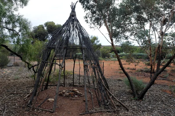 Cabana aborígine no centro da Austrália — Fotografia de Stock