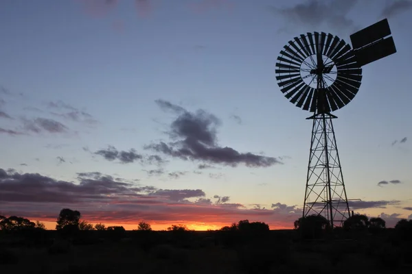 Silueta velkého větrného mlýna ve střední Austrálii — Stock fotografie