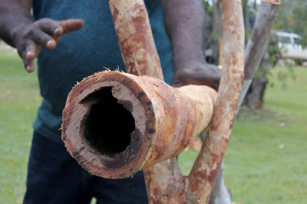 Aboriginal didgeridoo craftsman making Didgeridoo — Stock Photo, Image