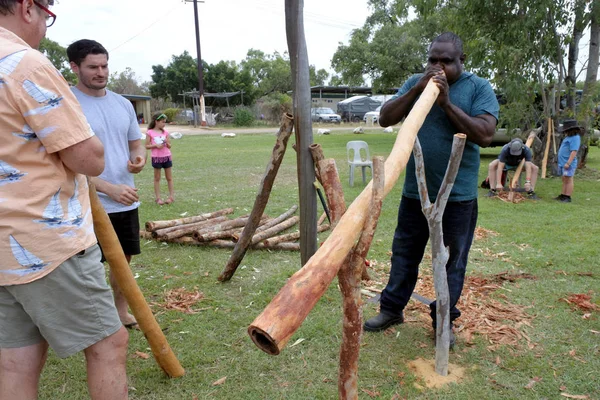 Aboriginal didgeridoo ambachtsman maken didgeridoo — Stockfoto