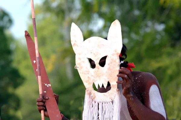 Australianos indígenas irreconocibles hombre aborigen bailando un —  Fotos de Stock