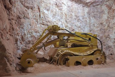 Opal madeninde makine ekipmanları madenciliği kazma