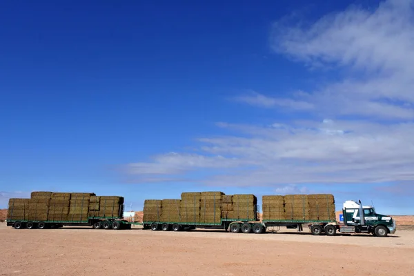 Comboio rodoviário no centro da Austrália Outback — Fotografia de Stock