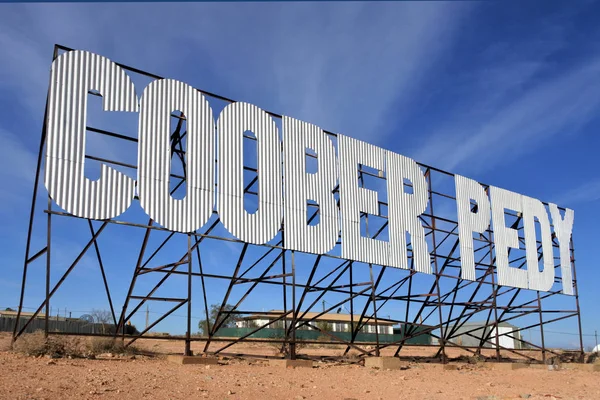 Coober Pedy şehir yol işareti Güney Avustralya — Stok fotoğraf