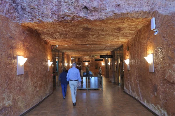 Turistas en hotel construidos dentro de una antigua mina de Opal Underground en C —  Fotos de Stock
