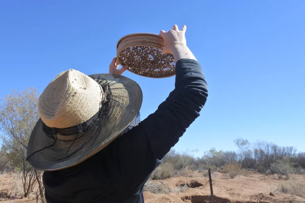 Mulher australiana procurando pedras preciosas no outback da Austrália — Fotografia de Stock