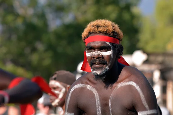 Indigenous Australians aboriginal adult man dancing a cultural c — Stock Photo, Image