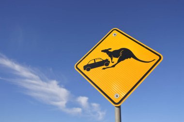 Merkezi Aus mavi gökyüzüne karşı kanguru yol işareti dikkat edin