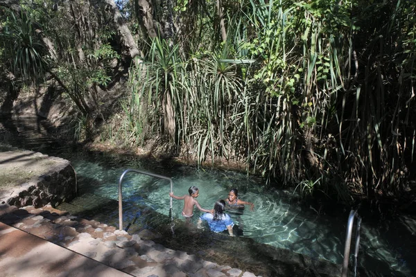 Le persone nuotano a Katherine Hot Springs Territorio del Nord Australi — Foto Stock