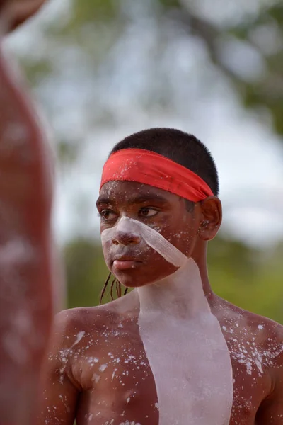 Jonge volwassen inheemse Australiërs Aboriginal man dansen een sekte — Stockfoto