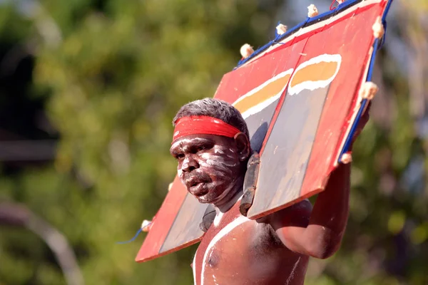 Indigenous Australians aboriginal adult man dancing a cultural c — Stock Photo, Image