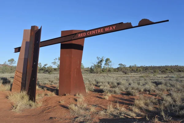Caminho centro vermelho no Território do Norte centro da Austrália outback — Fotografia de Stock