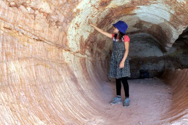 Avustralyalı kız Coober Pedy Güney Avustralya ziyaret