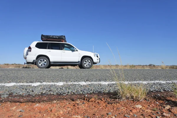 Terénní vozidlo, které jede na Stuarta Highway v centrálním Australu — Stock fotografie