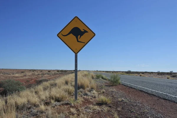 Attenzione al cartello stradale canguro nell'entroterra dell'Australia centrale — Foto Stock