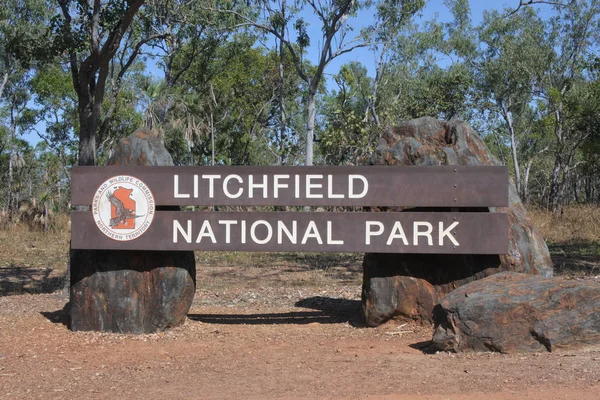 リッチフィールド国立公園ロードサインノーザンテリトリーオーストラリア — ストック写真