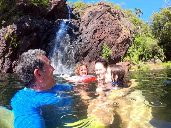 Rodina se baví v Wangi Falls Severní teritorium Australi — Stock fotografie