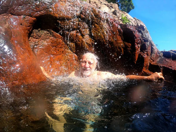 Hombre mayor divirtiéndose en Wangi Falls Territorio Norte de Austr —  Fotos de Stock