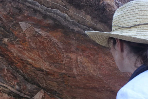 妇女游客参观在卡卡杜国家帕乌比尔岩石艺术网站 — 图库照片
