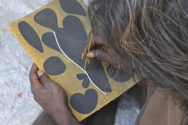 Aborigine Künstler dot painting Northern Territory Australien — Stockfoto
