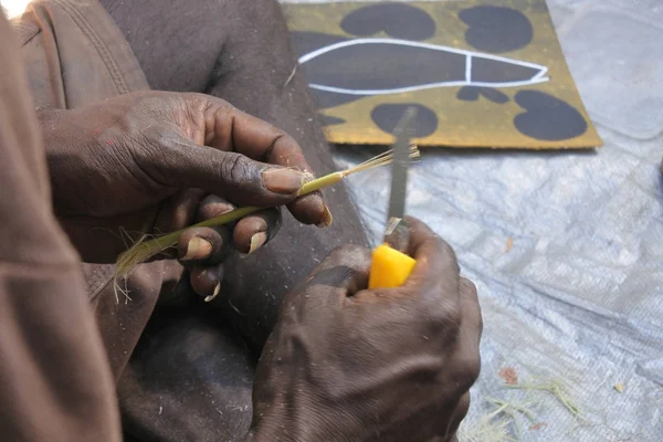 Aboriginal Artist bereidt een penseel van een riet plant ten noorden — Stockfoto