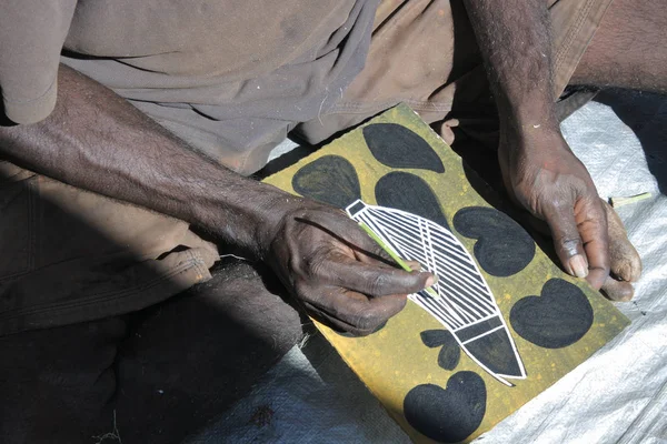 Aborigine Künstler dot painting Northern Territory Australien — Stockfoto