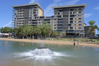 Darwin Waterfront Precinct Northern Territory'de insan yapımı plaj 