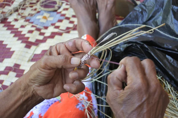 Australian Aboriginal woman basket weaving Northern Territory Au — Stock Photo, Image