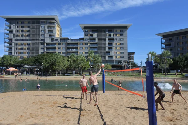 Gli australiani che giocano a beach volley sulla spiaggia artificiale di D — Foto Stock