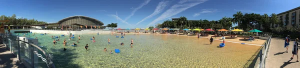 Panoramablick auf das Wellenbad am Darwin Waterfront p — Stockfoto