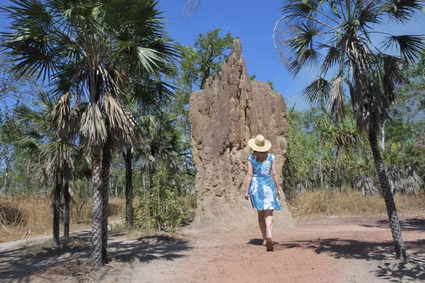 Woman tourist looking at Cathedral termite mound in Northern Ter — Stock Photo, Image