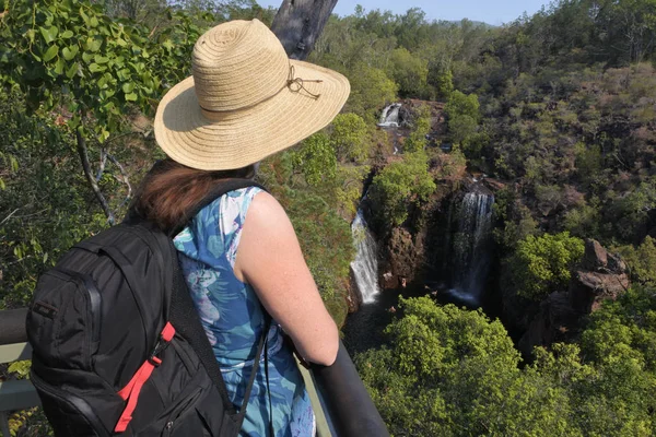 Ženská turistka s pohledem na Lorence Falls v Litchfield National PA — Stock fotografie