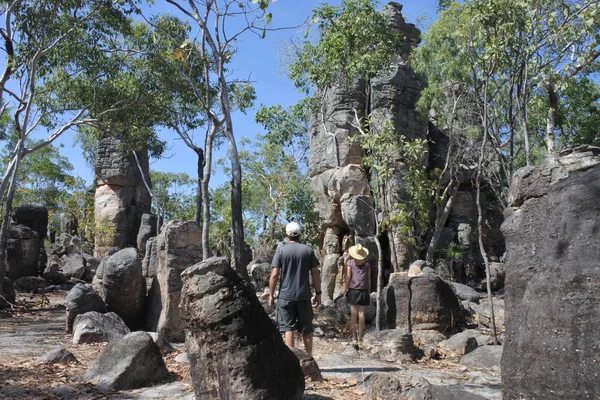 Visita de casal na cidade perdida no Litchfield National Park Northe — Fotografia de Stock